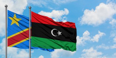 Kongo ve Libya bayrağı birlikte beyaz bulutlu mavi gökyüzüne karşı rüzgarsal sallayarak. Diplomasi kavramı, uluslararası ilişkiler.