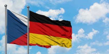 Çek Cumhuriyeti ve Almanya bayrağı birlikte beyaz bulutlu mavi gökyüzüne karşı rüzgarsal sallayarak. Diplomasi kavramı, uluslararası ilişkiler.