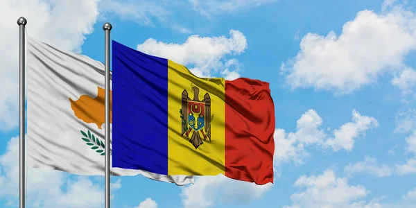 Bandera de Chipre y Moldavia ondeando en el viento contra el cielo azul nublado blanco juntos. Concepto diplomático, relaciones internacionales . — Foto de Stock