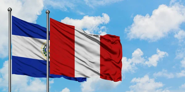 Сальвадор і Перу прапор розмахуючи в вітру проти білого хмарного синього неба разом. Концепція дипломатії, міжнародні відносини. — стокове фото