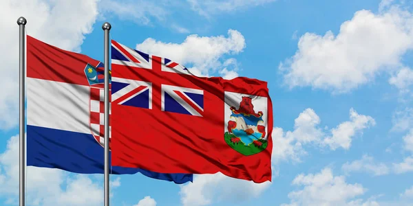 Bandera de Croacia y Bermudas ondeando en el viento contra el cielo azul nublado blanco juntos. Concepto diplomático, relaciones internacionales . — Foto de Stock