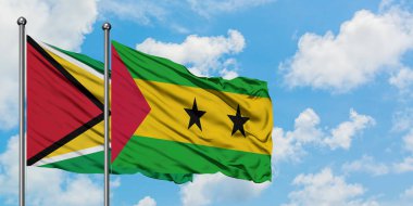 Guyana ve Sao Tome ve Principe bayrak birlikte beyaz bulutlu mavi gökyüzüne karşı rüzgarda sallayarak. Diplomasi kavramı, uluslararası ilişkiler.