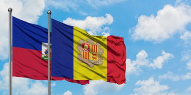 Haiti ve Andorra bayrağı birlikte beyaz bulutlu mavi gökyüzüne karşı rüzgarda sallayarak. Diplomasi kavramı, uluslararası ilişkiler.