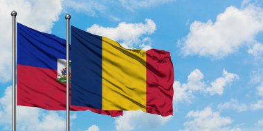 Haiti ve Çad bayrağı birlikte beyaz bulutlu mavi gökyüzüne karşı rüzgarda sallayarak. Diplomasi kavramı, uluslararası ilişkiler.