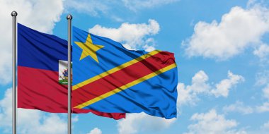 Haiti ve Kongo bayrağı birlikte beyaz bulutlu mavi gökyüzüne karşı rüzgarda sallayarak. Diplomasi kavramı, uluslararası ilişkiler.