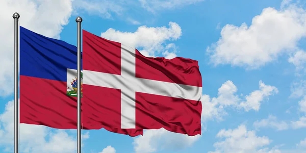 Гаїті і Данії прапор розмахуючи в вітру проти білого хмарного синього неба разом. Концепція дипломатії, міжнародні відносини. — стокове фото