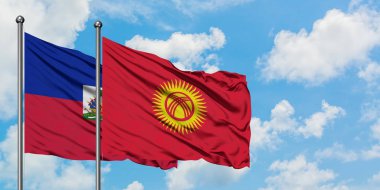 Haiti ve Kırgızistan bayrağı birlikte beyaz bulutlu mavi gökyüzüne karşı rüzgarda sallayarak. Diplomasi kavramı, uluslararası ilişkiler.