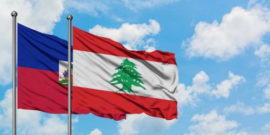 Haiti ve Lübnan bayrağı birlikte beyaz bulutlu mavi gökyüzüne karşı rüzgarda sallayarak. Diplomasi kavramı, uluslararası ilişkiler.