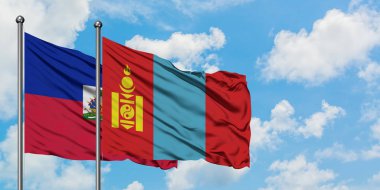 Haiti ve Moğolistan bayrağı birlikte beyaz bulutlu mavi gökyüzüne karşı rüzgarda sallayarak. Diplomasi kavramı, uluslararası ilişkiler.