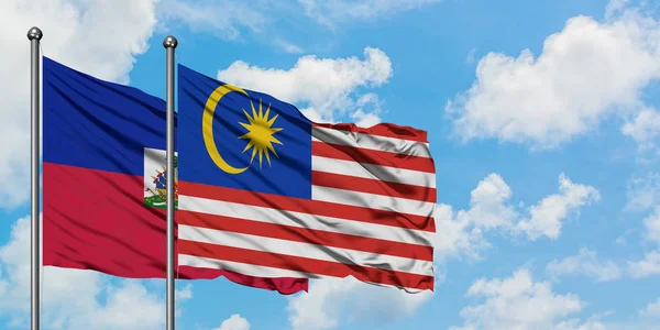 Флаг Гаити и Малайзии вместе размахивают ветром против белого облачного голубого неба. Концепция дипломатии, международные отношения . — стоковое фото
