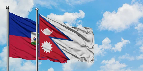Haiti ve Nepal bayrağı birlikte beyaz bulutlu mavi gökyüzüne karşı rüzgarda sallayarak. Diplomasi kavramı, uluslararası ilişkiler. — Stok fotoğraf
