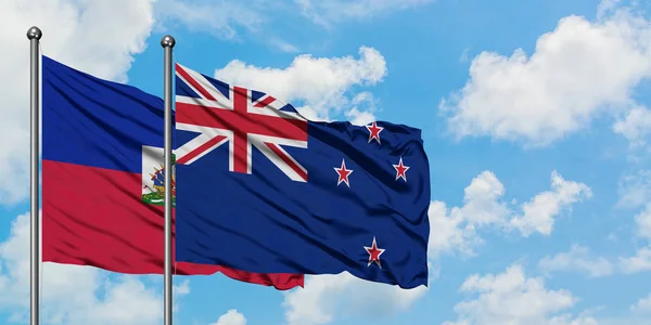海地和新西兰国旗在风中飘扬，与白云蓝天相一起。外交概念、国际关系. — 图库照片