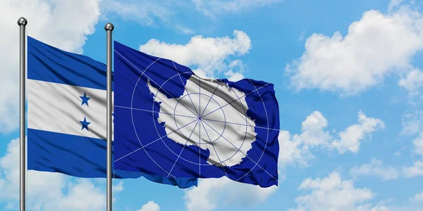 Honduras und antarktische Flagge wehen gemeinsam im Wind vor weißem wolkenblauem Himmel. Diplomatie-Konzept, internationale Beziehungen. — Stockfoto