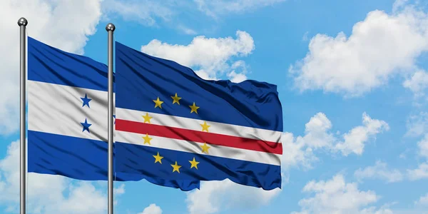 Bandera de Honduras y Cabo Verde ondeando en el viento contra el cielo azul nublado blanco juntos. Concepto diplomático, relaciones internacionales . — Foto de Stock