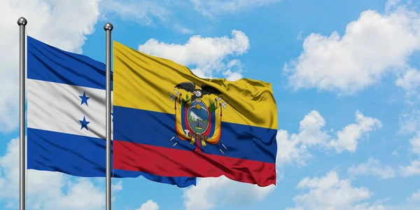 Η σημαία της Ονδούρας και του Ισημερινού κουνώντας τον άνεμο ενάντια στον λευκό θολό γαλάζιο ουρανό μαζί. Φιλοσοφία της διπλωματίας, διεθνείς σχέσεις. — Φωτογραφία Αρχείου