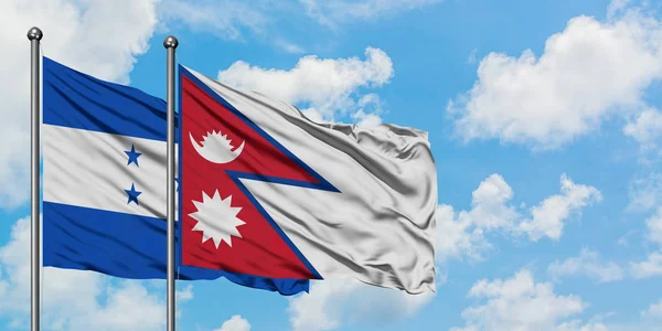 Honduras ve Nepal bayrağı birlikte beyaz bulutlu mavi gökyüzüne karşı rüzgarda sallayarak. Diplomasi kavramı, uluslararası ilişkiler. — Stok fotoğraf