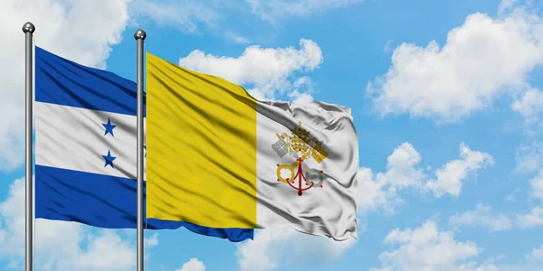 Honduras ve Vatikan bayrağı birlikte beyaz bulutlu mavi gökyüzüne karşı rüzgarda sallayarak. Diplomasi kavramı, uluslararası ilişkiler. — Stok fotoğraf
