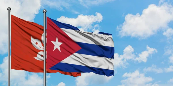 Hong kong und kubanische flagge wehen gemeinsam im wind vor weißem wolkenblauem himmel. Diplomatie-Konzept, internationale Beziehungen. — Stockfoto