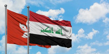 Hong Kong ve Irak bayrağı birlikte beyaz bulutlu mavi gökyüzüne karşı rüzgarda sallayarak. Diplomasi kavramı, uluslararası ilişkiler.