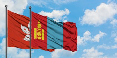 Hong Kong ve Moğolistan bayrağı birlikte beyaz bulutlu mavi gökyüzüne karşı rüzgarda sallayarak. Diplomasi kavramı, uluslararası ilişkiler.