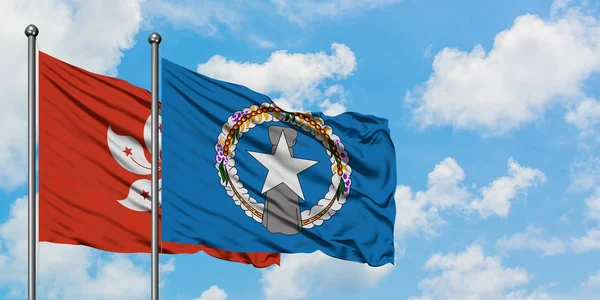 Bandera de Hong Kong y las Islas Marianas del Norte ondeando en el viento contra el cielo azul nublado blanco juntos. Concepto diplomático, relaciones internacionales . —  Fotos de Stock