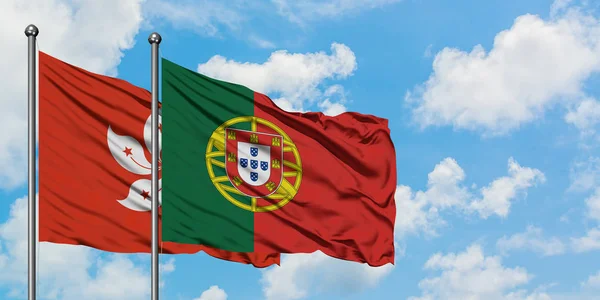 Флаг Гонконга и Португалии, размахивающий на ветру против белого облачного голубого неба. Концепция дипломатии, международные отношения . — стоковое фото