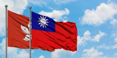 Hong Kong ve Tayvan bayrağı birlikte beyaz bulutlu mavi gökyüzüne karşı rüzgarda sallayarak. Diplomasi kavramı, uluslararası ilişkiler.