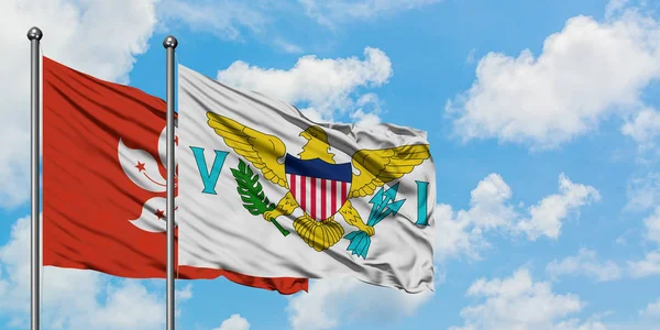 Bandera de Hong Kong y las Islas Vírgenes de los Estados Unidos ondeando en el viento contra el cielo azul nublado blanco juntos. Concepto diplomático, relaciones internacionales . — Foto de Stock