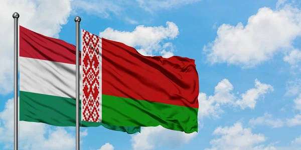 Угорщина і Білорусь прапор розмахував вітром проти білого хмарного синього неба разом. Концепція дипломатії, міжнародні відносини. — стокове фото