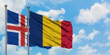 İzlanda ve Çad bayrağı birlikte beyaz bulutlu mavi gökyüzüne karşı rüzgarda sallayarak. Diplomasi kavramı, uluslararası ilişkiler.