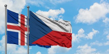 İzlanda ve Çek Cumhuriyeti bayrağı birlikte beyaz bulutlu mavi gökyüzüne karşı rüzgarda sallayarak. Diplomasi kavramı, uluslararası ilişkiler.