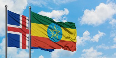 İzlanda ve Etiyopya bayrağı birlikte beyaz bulutlu mavi gökyüzüne karşı rüzgarda sallayarak. Diplomasi kavramı, uluslararası ilişkiler.