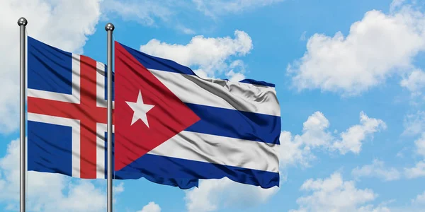 アイスランドとキューバの旗は、一緒に白い曇り青い空に対して風に手を振る。外交概念、国際関係. — ストック写真