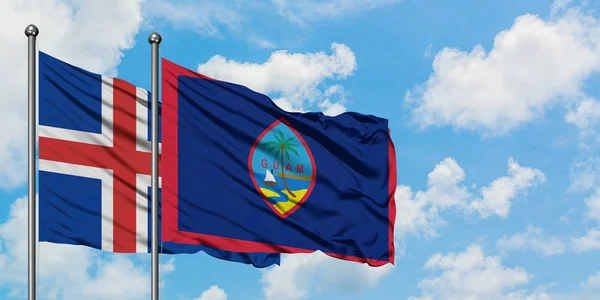 Islandia i Guam Flaga Macha w wiatr przed białym zachmurzone błękitne niebo razem. Koncepcja dyplomacji, stosunki międzynarodowe. — Zdjęcie stockowe