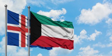 İzlanda ve Kuveyt bayrağı birlikte beyaz bulutlu mavi gökyüzüne karşı rüzgarsal sallayarak. Diplomasi kavramı, uluslararası ilişkiler.