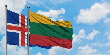 İzlanda ve Litvanya bayrağı birlikte beyaz bulutlu mavi gökyüzüne karşı rüzgarda sallayarak. Diplomasi kavramı, uluslararası ilişkiler.