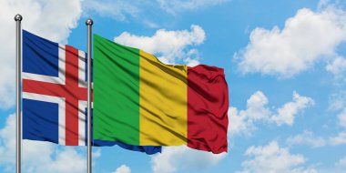 İzlanda ve Mali bayrağı birlikte beyaz bulutlu mavi gökyüzüne karşı rüzgarda sallayarak. Diplomasi kavramı, uluslararası ilişkiler.