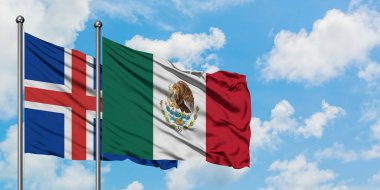 İzlanda ve Meksika bayrağı birlikte beyaz bulutlu mavi gökyüzüne karşı rüzgarda sallayarak. Diplomasi kavramı, uluslararası ilişkiler.