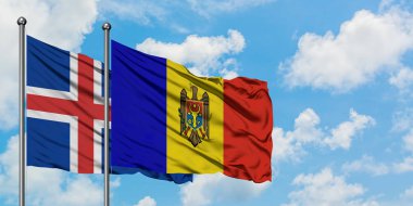 İzlanda ve Moldova bayrağı birlikte beyaz bulutlu mavi gökyüzüne karşı rüzgarsal sallayarak. Diplomasi kavramı, uluslararası ilişkiler.
