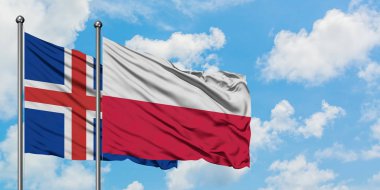 İzlanda ve Polonya bayrağı birlikte beyaz bulutlu mavi gökyüzüne karşı rüzgarda sallayarak. Diplomasi kavramı, uluslararası ilişkiler.