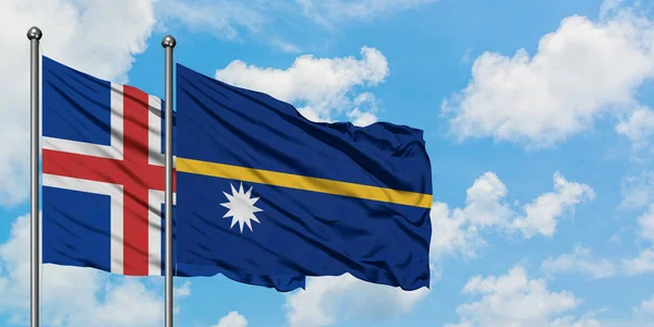 Island a vlajka Nauru mávali ve větru proti bílé zatažené modré obloze dohromady. Diplomacie, mezinárodní vztahy. — Stock fotografie