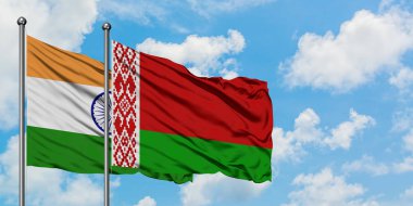 Hindistan ve Beyaz Rusya bayrağı birlikte beyaz bulutlu mavi gökyüzüne karşı rüzgarda sallayarak. Diplomasi kavramı, uluslararası ilişkiler.