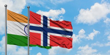 Hindistan ve Bouvet Adaları bayrağı birlikte beyaz bulutlu mavi gökyüzüne karşı rüzgarda sallayarak. Diplomasi kavramı, uluslararası ilişkiler.