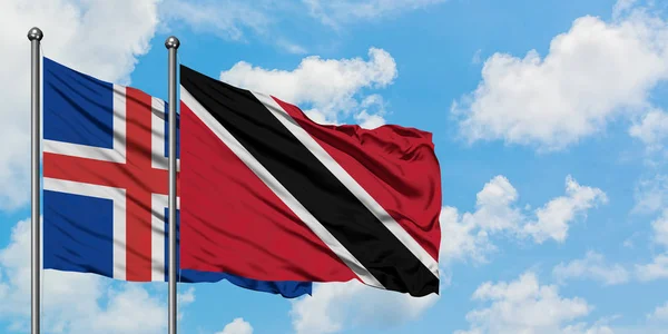 Islanda e Trinidad E Tobago sventolano insieme la bandiera contro il bianco cielo blu nuvoloso. Concetto di diplomazia, relazioni internazionali . — Foto Stock