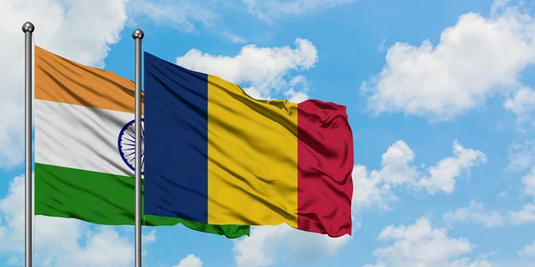 Bandera de la India y Chad ondeando en el viento contra el cielo azul nublado blanco juntos. Concepto diplomático, relaciones internacionales . — Foto de Stock