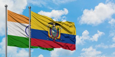 Hindistan ve Ekvador bayrağı birlikte beyaz bulutlu mavi gökyüzüne karşı rüzgarda sallayarak. Diplomasi kavramı, uluslararası ilişkiler.