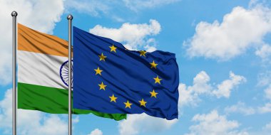 Hindistan ve Avrupa Birliği bayrağı birlikte beyaz bulutlu mavi gökyüzüne karşı rüzgarda sallayarak. Diplomasi kavramı, uluslararası ilişkiler.