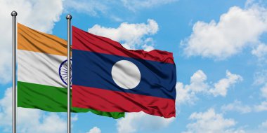 Hindistan ve Laos bayrağı birlikte beyaz bulutlu mavi gökyüzüne karşı rüzgarda sallayarak. Diplomasi kavramı, uluslararası ilişkiler.