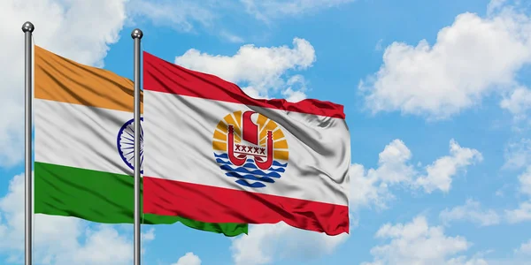 Bandera de la India y la Polinesia Francesa ondeando en el viento contra el cielo azul nublado blanco juntos. Concepto diplomático, relaciones internacionales . — Foto de Stock