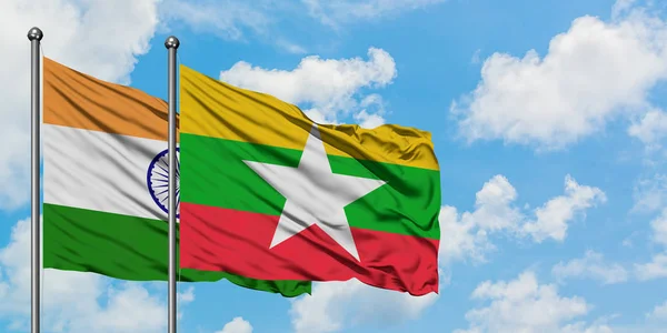 Bandera de India y Myanmar ondeando en el viento contra el cielo azul nublado blanco juntos. Concepto diplomático, relaciones internacionales . — Foto de Stock